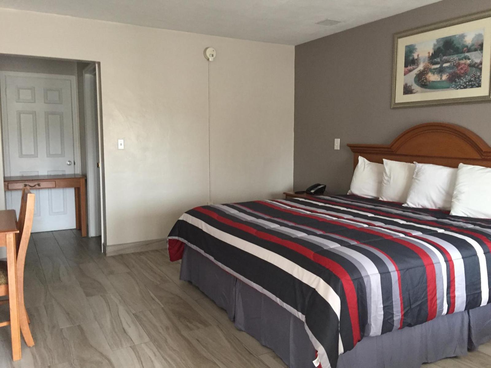 Flamingo Inn Sarasota guest room with king bed