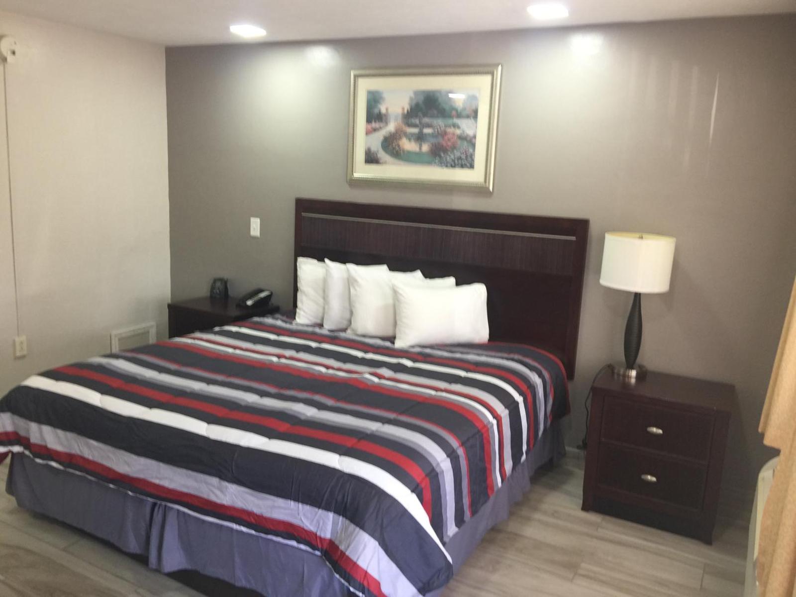 Flamingo Inn Sarasota king guest room