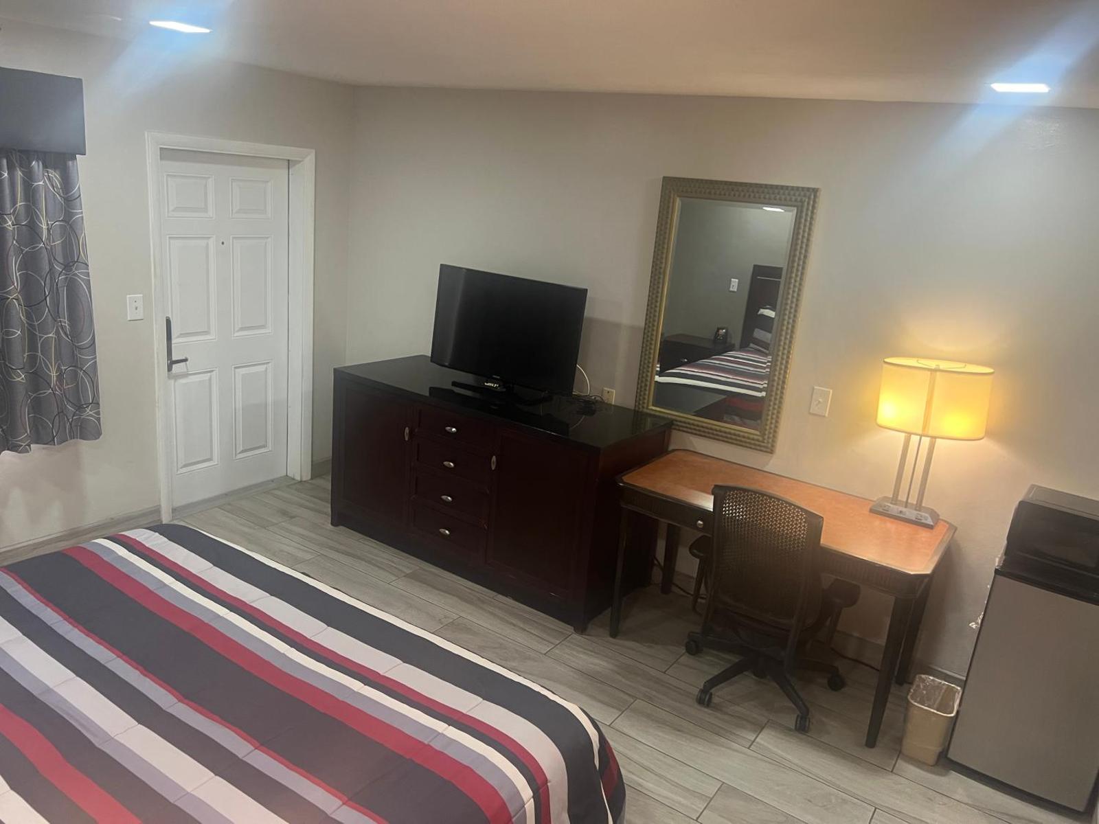 Flamingo Inn Sarasota guest room work desk and television