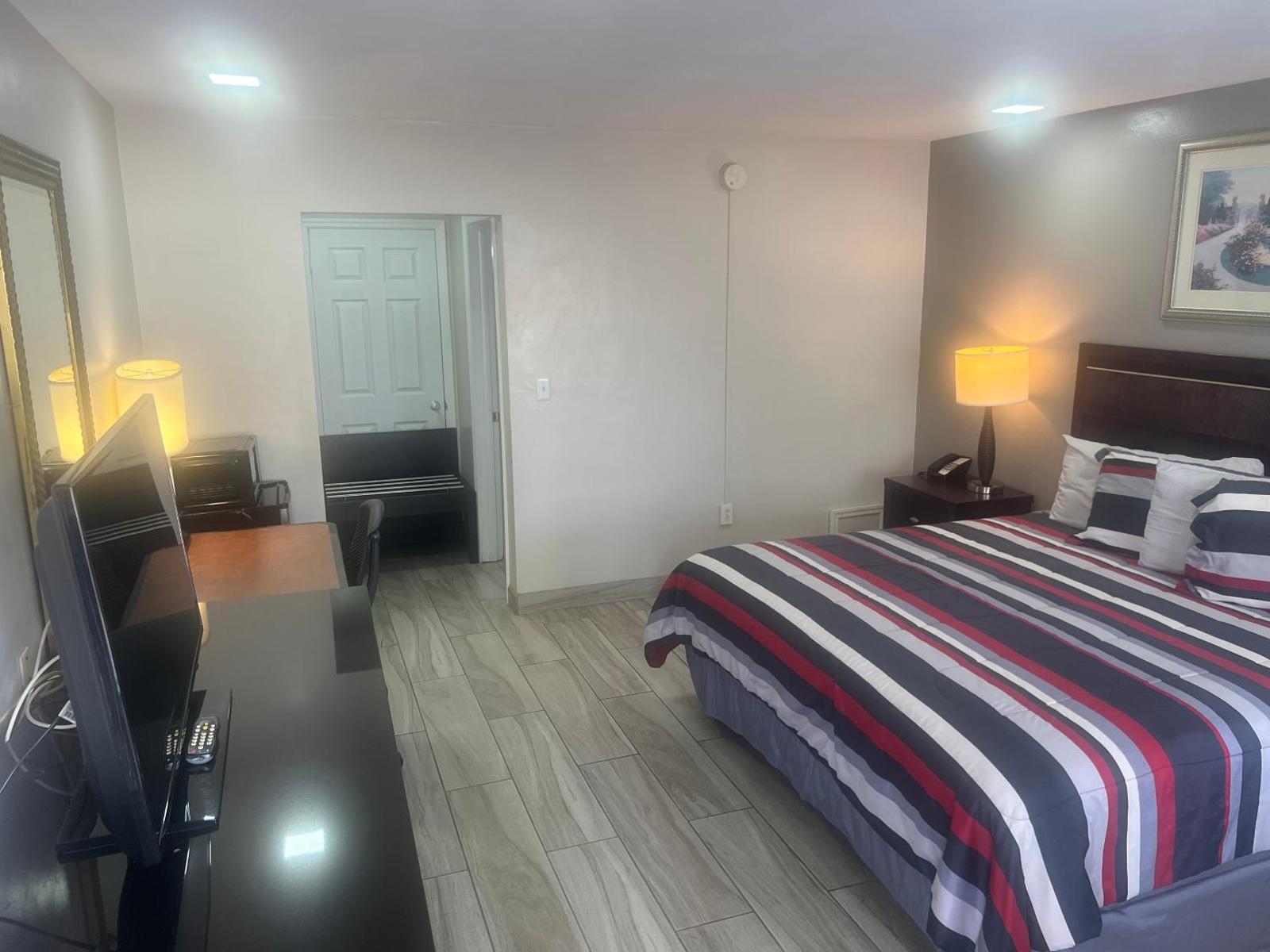 Flamingo Inn Sarasota king room with desk and television